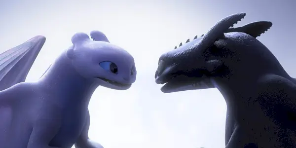 Light Fury a Toothless stojaci proti sebe vo filme How To Train Your Dragon the Hidden World