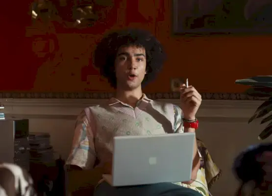 archie madekwe, laikantis cigaretę, saltburn priekabą