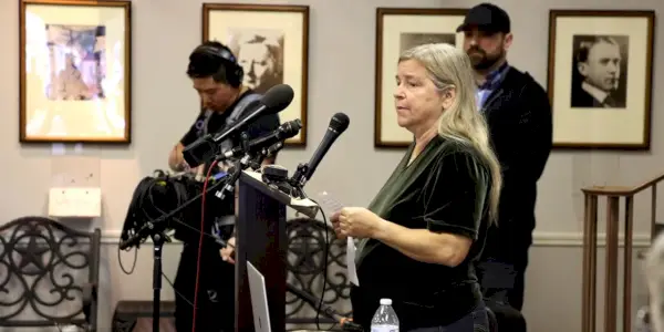 Kathy Schroeder fala sobre Waco.