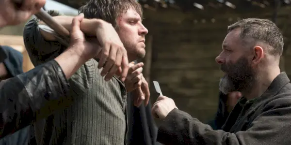 마이클 쉰(Michael Sheen)이 댄 스티븐스(Dan Stevens)를 향해 무기를 들고 있습니다.