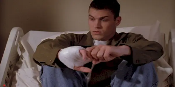 David má na sebe sadru na Beverly Hills 90210.