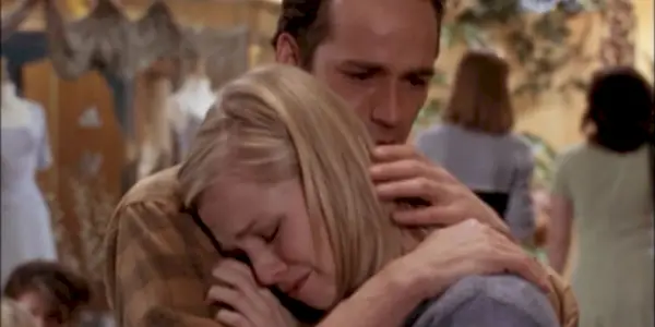 Dylan objímajúci Kelly na Beverly Hills 90210.