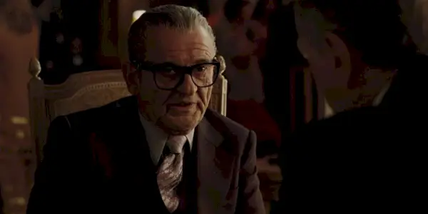 Joe Pesci dans le rôle de Russell Buffalino parlant à un autre homme dans The Irishman