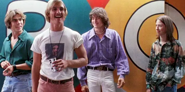 McConaughey a ďalší herci stojaci oproti farebnej stene v Dazed and Confused