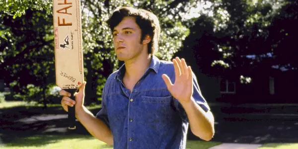 Ben Affleck nevinne dvíha ruky vo filme Dazed and Confused