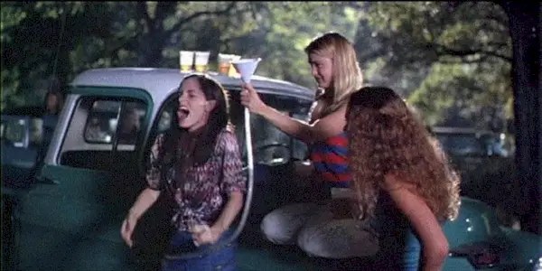 Renee Zellweger a dve ďalšie dievčatá hrajúce sa v Dazed and Confused