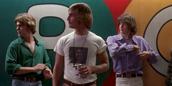 McConaughey a dvaja ďalší sa pozerajú na niekoho, keď stoja pri stene v Dazed and Confused