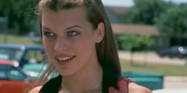 Milla Jovovich v úvode Dazed and Confused s úsmevom