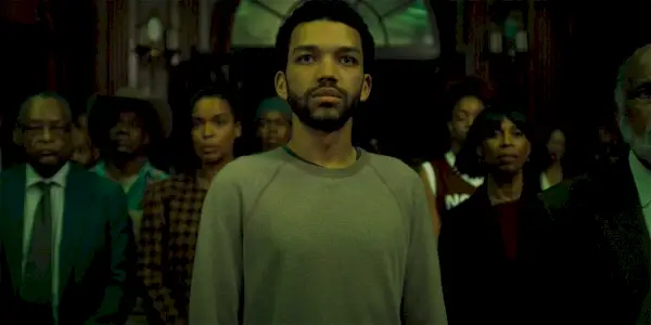 Justice Smith står i en menneskemængde i The American Society of Magical Negroes