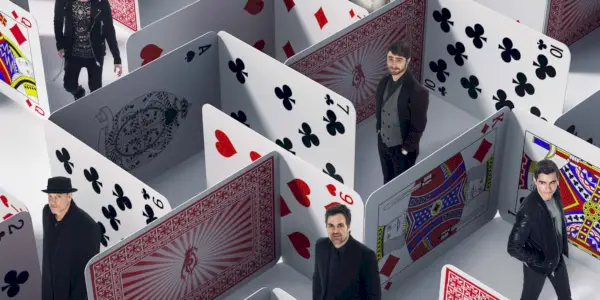 Karaktererne i Now You See Me 2 vandrer gennem en labyrint af spillekort i et promobillede til filmen.