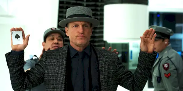 Woody Harrelson Mens Merritt holder hænderne op og viser et es af mellemrum i Now You See Me 2