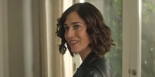 Lizzy Caplan som Alex Forrest smiler i Fatal Attraction.