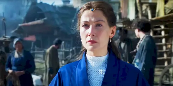 Rosamund Pike som Moiraine i The Wheel of Time sæson 2