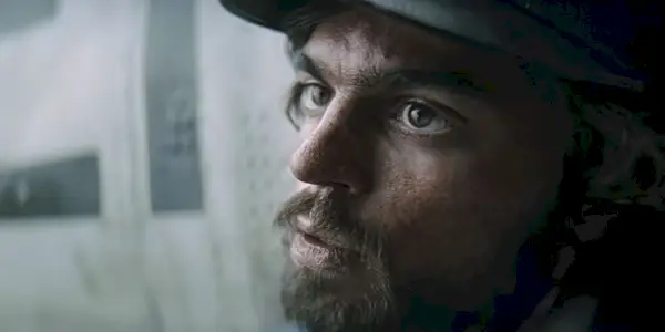 Pedro Algorta sembra stordito in Society of the Snow