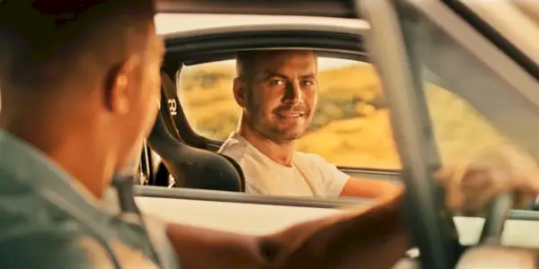 Una ricreazione digitale di Paul Walker alla guida di un'auto in Furious 7
