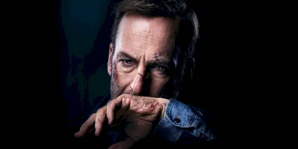 Hutch (Bob Odenkirk) tørrer blod fra sin næse i Nobody.