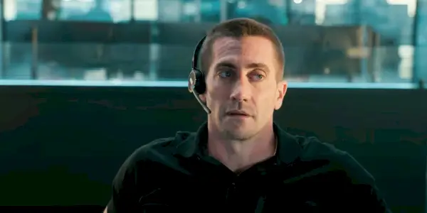 En mand iført headset og ser forvirret ud i The Guilty