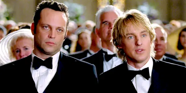 John i Jeremy beznamiętnie przyglądają się weselu w Wedding Crashers