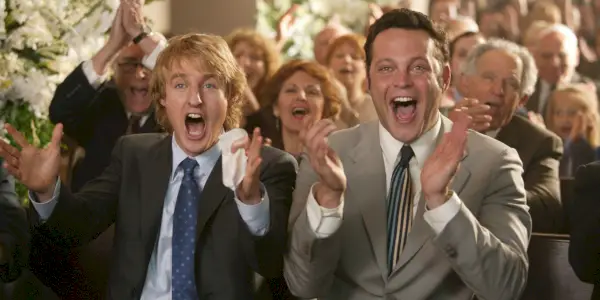 John i Jeremy głośno klaszczą wraz z innymi uczestnikami wesela w Wedding Crashers