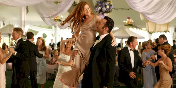 Vince Vaughn podnosi Islę Fisher podczas tańca na weselu w Wedding Crashers