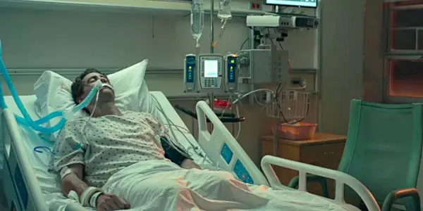 Jeff Bauman v nemocnici v Stronger.