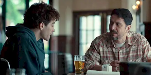 Jeff a Carlos v reštaurácii v Stronger.