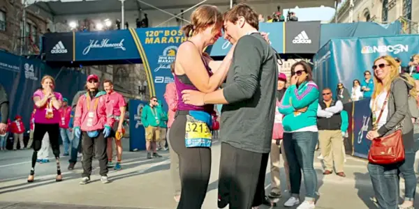 Skutoční Jeff Bauman a Erin Hurley sa ukázali na ďalšom maratóne počas záverečných titulkov filmu Stronger.