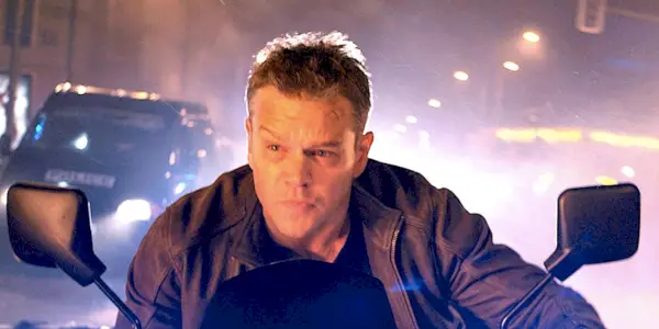 Matt Damon conduciendo una motocicleta en Jason Bourne