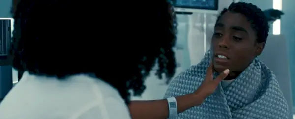 lashana lynch como maria rambeau, escena de mitad de créditos de las maravillas
