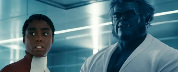 lashana lynch como maria rambeau, kelsey grammer como bestia, escena de mitad de créditos de las maravillas