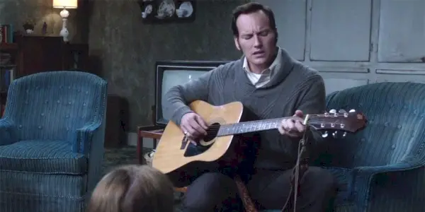 Patrick Wilson tocando la guitarra en El Conjuro 2