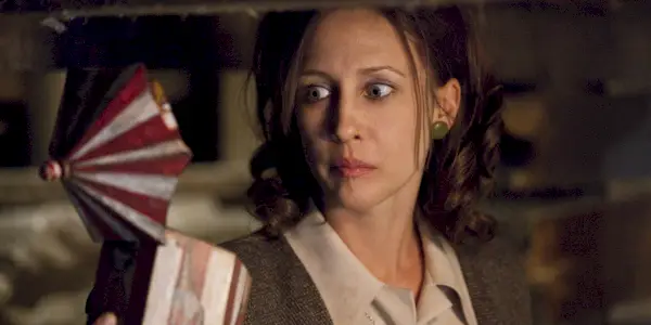 Vera Farmiga como Lorraine Warren sosteniendo una caja de música en El Conjuro