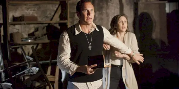 Ed Warren frenando a Lorraine en El Conjuro