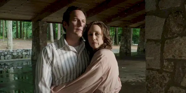 Patrick Wilson y Vera Farmiga como los Warren abrazándose en The Conjuring The Devil Made Me Do It