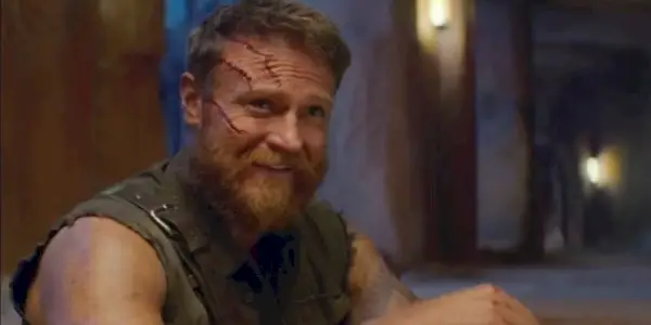 모탈 컴뱃(Mortal Kombat)에서 카노 역으로 웃고 있는 조쉬 로슨(Josh Lawson)