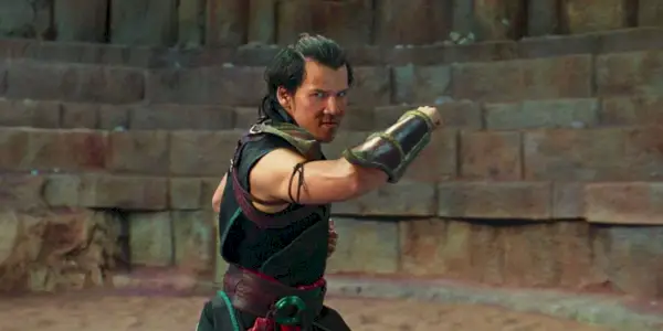 Mortal Kombat에서 Kung Lao 역을 맡은 Max Huang이 전투 포즈를 취하고 있습니다.