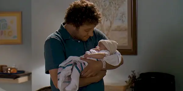 Seth Rogen som Ben Stone holder sin spæde datter i Knocked Up