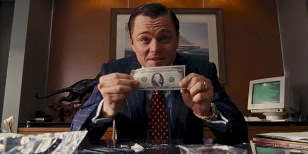 Jordan so 100 dolárovou bankovkou vo filme Vlk z Wall Street