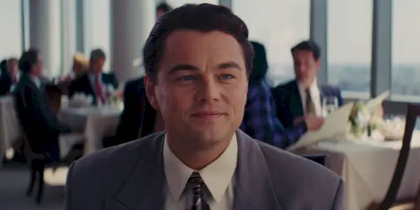 Jordan sa rozpráva s Markom vo filme Vlk z Wall Street