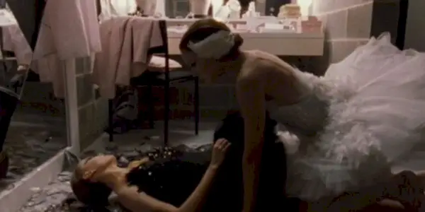 Nina uccide Lily in Il cigno nero