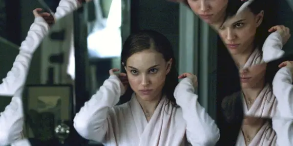 Nina Sayers (Natalie Portman) si guarda in uno specchio rotto in Il cigno nero