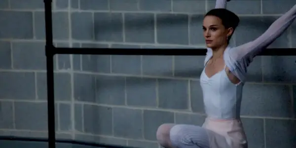 Nina Sayers (Natalie Portman) si allena in Black Swan.