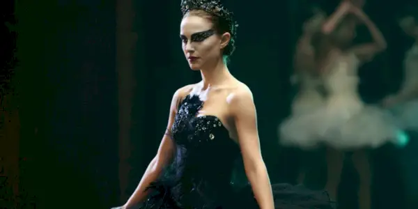Nina Sayers (Natalie Portman) sul palco vestita da cigno nero in Il cigno nero.