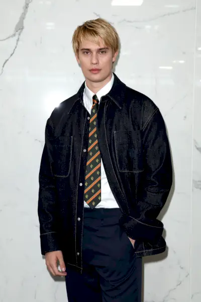 Nicholas Galitzine odhaľuje premenu blond vlasov pre novú rolu