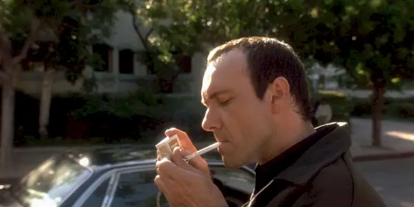 Keyser Söze (Kevin Spacey) tænder en cigaret i slutningen af ​​The Usual Suspects