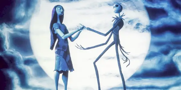 Jack e Sally de mãos dadas em frente à lua em The Nightmare Before Christmas