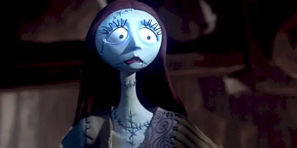Sally em A Nightmare Before Christmas franzindo a testa e parecendo triste