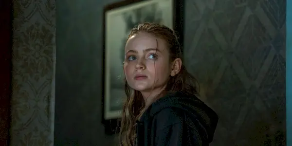 Sadie Sink si guarda le spalle in The Whale