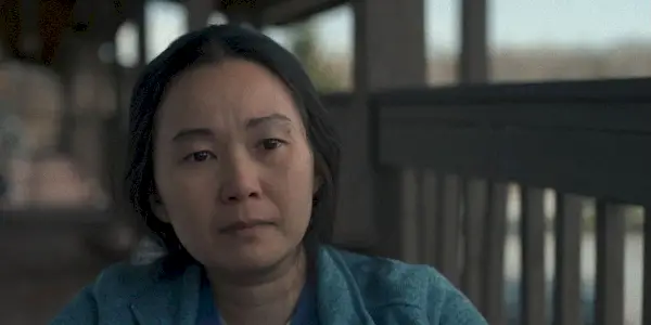 Hong Chau siede su un balcone in The Whale