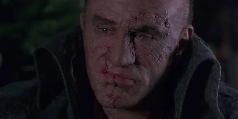 메리 셸리의 <프랑켄슈타인>에서 얼굴을 찡그린 괴물로 등장한 로버트 드니로